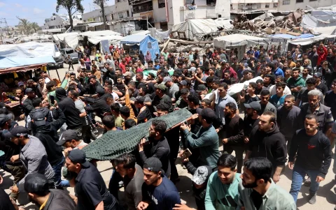 Personas trasladan el cuerpo de Ezedin Al-Hadad, líder del brazo armado de Hamás.