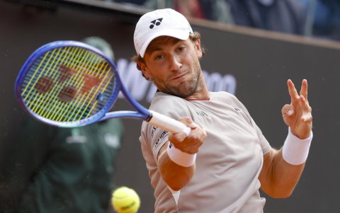 Casper Ruud se impuso por contundente doble 6-1 a Luciano Darderi.