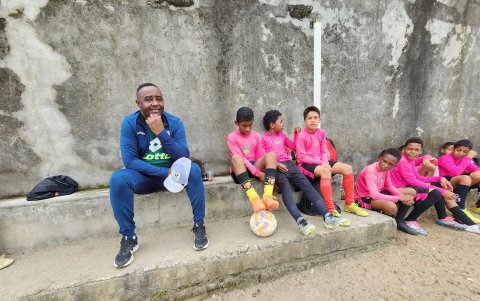 José ‘Cabecita’ Cabezas dirige la escuela de formación donde Nilson conoció el fútbol.