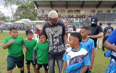 El jugador visita torneos y escuelas de educación cada vez que regresa a su natal Quinindé.