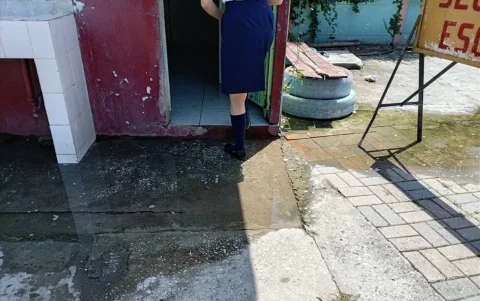 Baños escolares deteriorados obligan a padres a costear reparaciones constantes en la institución.