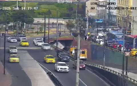 Debido al accidente, el tránsito en el paso a desnivel se suspendió y la congestión se formó en el carril exclusivo del Trolebús.