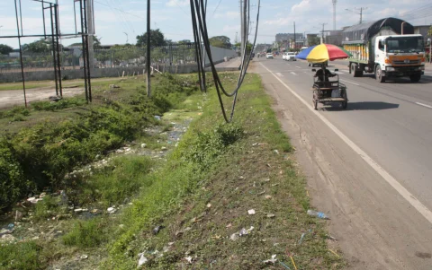 En la avenida 17 de Septiembre, en el ingreso a Milagro, se observa la contaminación por los desechos que son lanzados a la vía.