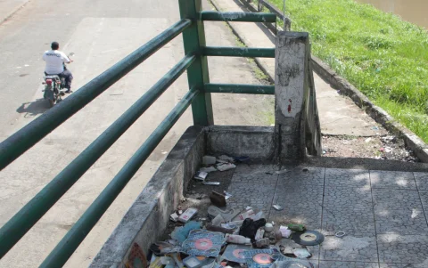 La basura está incluso en los puentes peatonales del río Milagro.