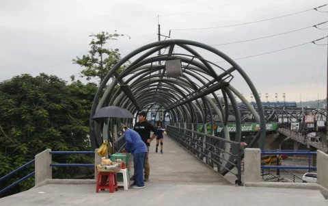 Un comerciante vende sus productos sobre un viaducto elevado del norte de Guayaquil.
