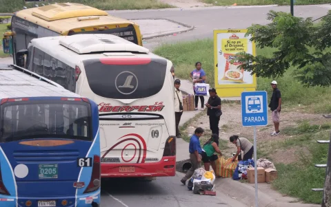 Usuarios se bajan de buses interprovinciales junto a los puentes peatonales.