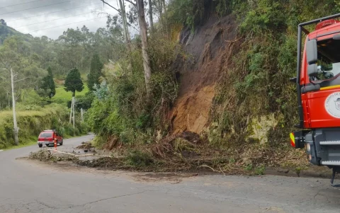 Uno de los carriles de la vía a Lloa se cerró, debido a un derrumbe ocurrido cerca de la iglesia.