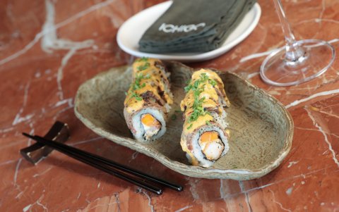 Picaña flameada, korean-mayo y texturas crujientes que elevan el sushi tradicional.