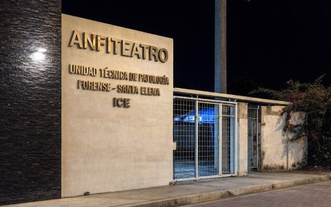 El cadáver del prestigioso médico fue llevado pasadas las 21h00 al anfiteatro provincial de Santa Elena.