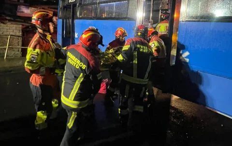Según los bomberos, el bus se impactó contra un muro en Chillogallo, en el sur de Quito.