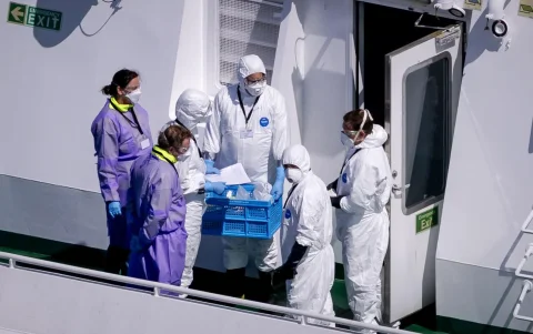 Vista aérea de personas con ropa protectora a bordo del crucero MV Hondius tras su llegada al puerto de Rotterdam, Países Bajos, el 18 de mayo de 2026.
