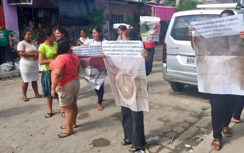 Madres de familia se congregaron afuera de la institución educativa para exigir soluciones sanitarias urgentes.