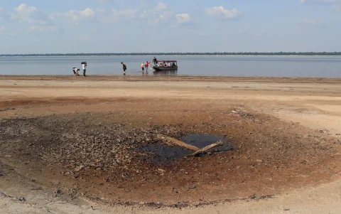 Una zona de río Negro afectada por una sequía en el estado de Amazonas (Brasil).