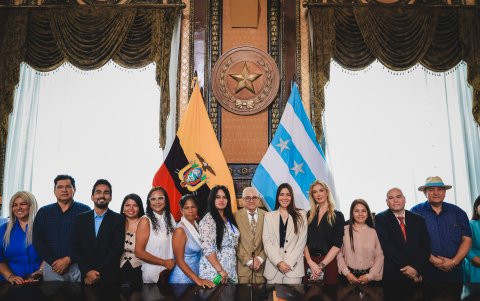 La alcaldesa (s) lució rodeada de la mayoría de concejales de Guayaquil.