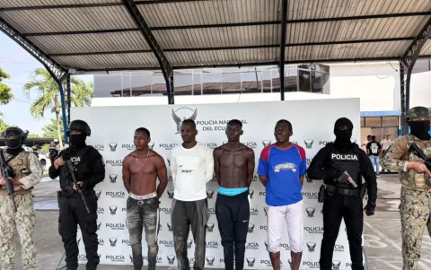 Policía capturó presuntos miembros de Los Lobos y Los Tiguerones en Esmeraldas.