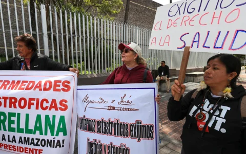 Pacientes amazónicos denuncian abandono estatal y falta de recursos para acceder a atención médica.