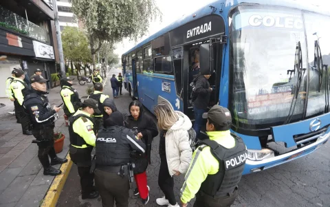 Operativo. Los controles se enfocaron en la revisión de personas y vehículos. También se inspeccionó a usuarios del transporte público.