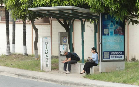 Riesgos. Esperar mucho tiempo en las paradas es un peligro.