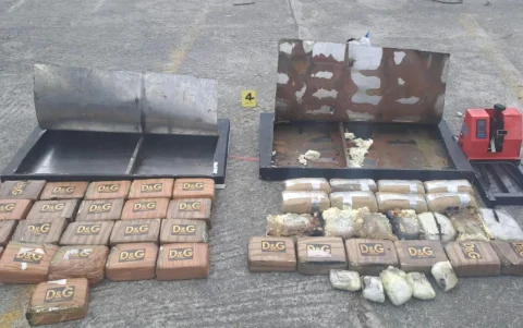 El vehículo fue trasladado a las instalaciones del escuadrón de carreteras de la Policía Nacional y se incautó la droga.