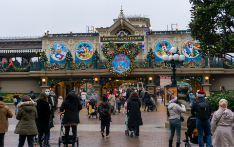 El software utilizado por Disney no solo registra la imagen, sino que analiza la distancia entre los ojos, la nariz y los contornos faciales para crear un código de identidad único