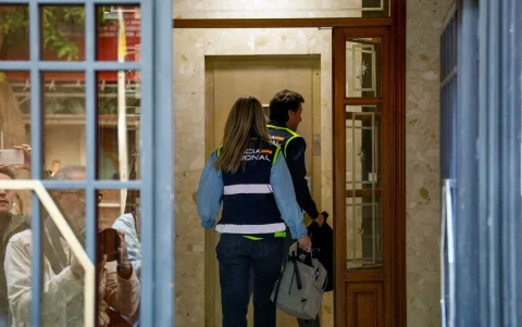investigadores de la Policía española acceden al edificio donde se encuentra la oficina del expresidente del Gobierno José Luis Rodríguez Zapatero durante un registro este martes en Madrid.