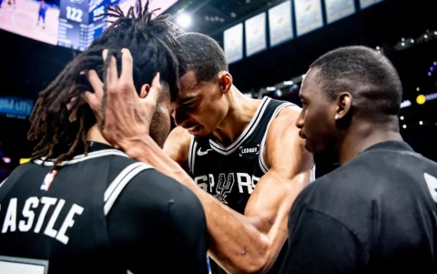Victor Wembanyama y Stephon Castle durante un encuentro de los San Antonio Spurs en la NBA.