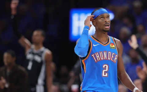 Shai Gilgeous-Alexander durante un partido oficial del Oklahoma City Thunder en la NBA.