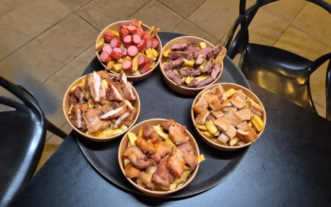 La Papería ofrece papas con proteínas como lomo, salchicha, panceta, matambre y costilla.