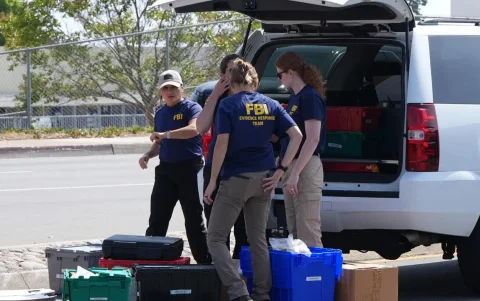 Integrantes del FBI asisten a la zona donde fallecieron al menos cinco personas en el ataque contra una mezquita este lunes, en San Diego.