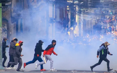 Manifestantes se enfrentan con la Policía durante una protesta, en la que exigen la renuncia del presidente Rodrigo Paz este lunes, en La Paz (Bolivia).