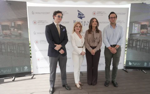 Juan Sebastián Albán y Cynthia Grunauer, de CasaPlan MotorPlan, junto a Glaucia Ramírez, directora comercial de Minutocorp, y Mario Costa, gerente de Marketing de Minutocorp.