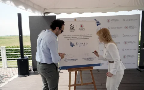 Mario Costa y Cynthia Grunauer durante la firma.