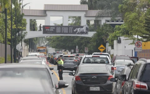 Ayuda. Los agentes de la Comisión de Tránsito del Ecuador buscan dar agilidad al tráfico, pero muchas veces sin éxito. Afectados piden soluciones integrales.
