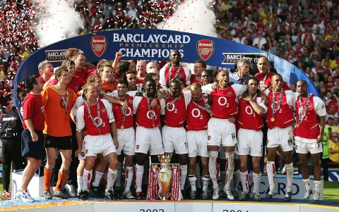 Equipo de Arsenal campeón de la Premier League de la temporda 2003-2004.