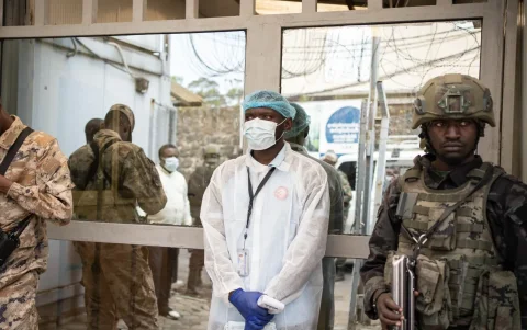 Personal se prepara para controlar la temperatura de los visitantes como medida preventiva contra el ébola en Goma, Kivu del Norte, República Democrática del Congo, el 19 de mayo de 2026.