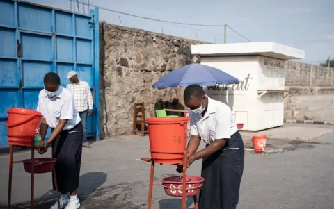 Estudiantes se lavan las manos como medida preventiva contra el ébola en el Instituto Mwanga en Goma, Kivu del Norte, República Democrática del Congo, 19 de mayo de 2026.