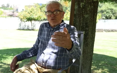 El médico Édgar Samaniego, exrector de la Universidad Central, está casado con Jenny Pontón y tienen tres hijos.