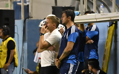 Cristian Nasuti (i) junto a Javier Klimovicz en la zona técnica de Emelec.