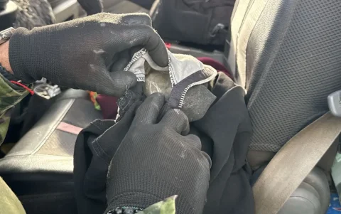 En Riobamba decomisaron marihuana, un celular y un camión durante controles militares.