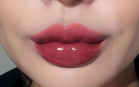 Delinear por fuera de los labios y llevar gloss con efecto volumen es la clave para lucirlos en gran tamaño.