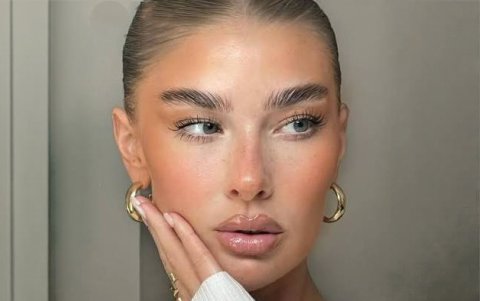 Un maquillaje que mezcla cejas laminadas con clean look.