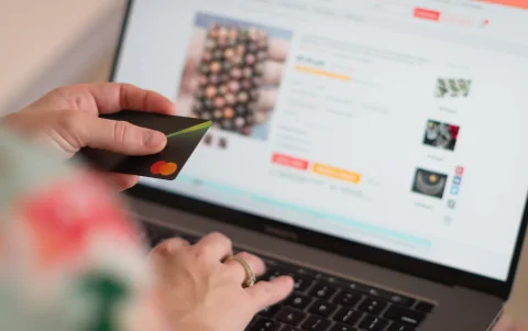 El usuario puede elegir entre finalizar el pago directamente mediante Google Pay o transferir el contenido del carrito al sitio web de la tienda