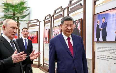 El presidente ruso Vladimir Putin y el presidente chino Xi Jinping asisten a una exposición en el Gran Salón del Pueblo en Pekín, China, el 20 de mayo de 2026.
