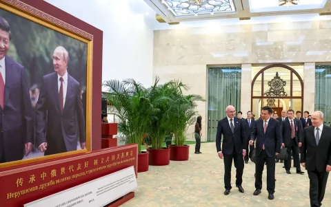 El presidente ruso Vladimir Putin y el presidente chino Xi Jinping asisten a una exposición en el Gran Salón del Pueblo en Pekín, China, el 20 de mayo de 2026.