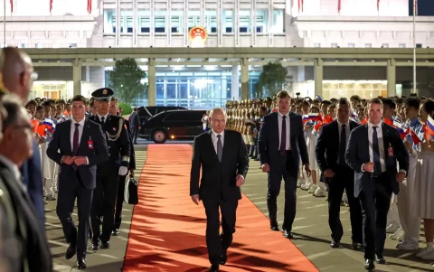 El presidente ruso Vladimir Putin (C) camina por el aeropuerto internacional de Pekín antes de partir de China, en Pekín, China, el 20 de mayo de 2026.