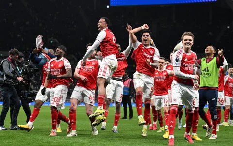 Piero Hincapié campeón con Arsenal, pero su video viral fue lo más comentado