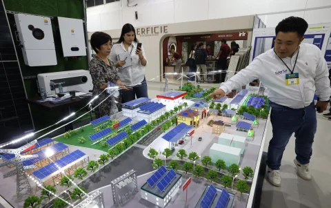 Steven Lu, gerente de Solar'Lu muestra enn maquete los paneles solares que se pueden instarlar en viviendas.