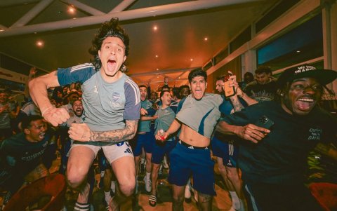 Piero Hincapié vivió una celebración desbordada tras el título de Arsenal en la Premier League.