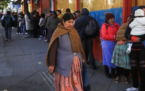 Personas hacen fila afuera de un supermercado este miércoles, en La Paz (Bolivia).