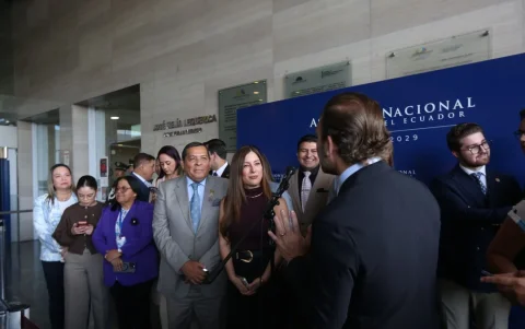 La bancada oficialista de ADN respaldó al presidente de la Asamblea Niels Olsen.